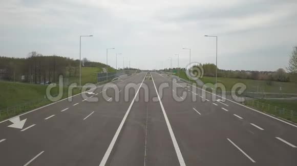 鸟瞰高速公路全景国家的运输动脉公路上车辆的移动Landsca视频的预览图