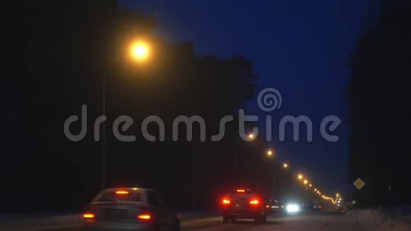 在冬季的夜间高速公路上观看视频的预览图