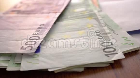 欧元货币钞票把钞票封在桌子上腐败制度欧元货币信封现金在桌子上F视频的预览图