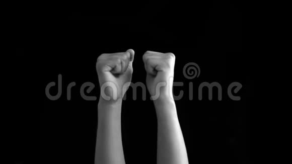 双手一对一有节奏地向上抓拍在黑色棍棒概念上孤立的节拍上跳舞视频的预览图