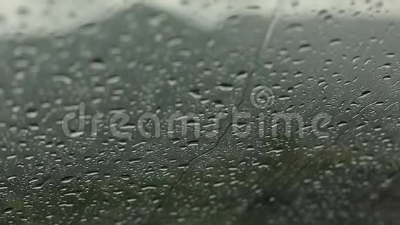 车窗上的雨滴阴天乘车旅行视频的预览图