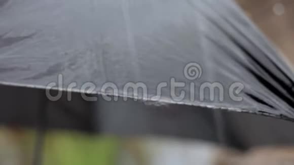 从黑色伞降下来的雨滴的电影娃娃镜头视频的预览图