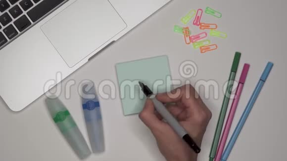 理念概念女人在记事本上画灯桌上的笔记本电脑视频的预览图