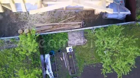 用原木建造的木制乡村房屋框架剪辑带空房间的木木木屋的俯视图视频的预览图