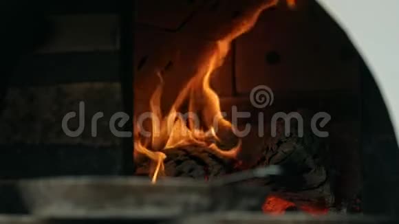火炉里燃烧的木柴视频的预览图