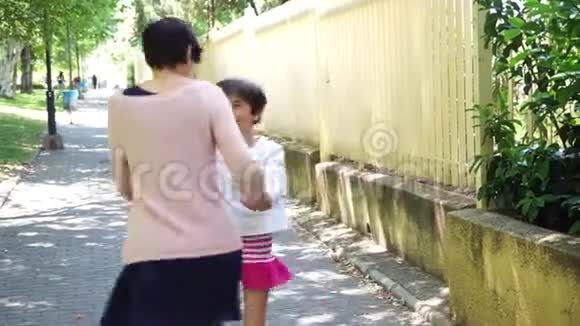 妈妈和她的女儿一起玩耍跳舞视频的预览图