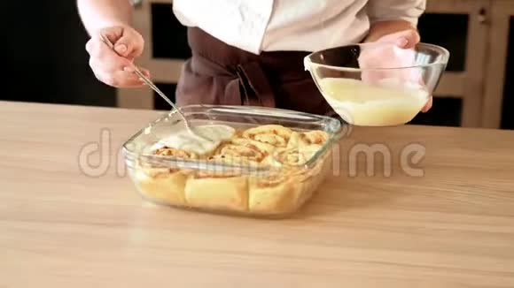 馅饼甜点烹饪加入奶油糖霜卷视频的预览图
