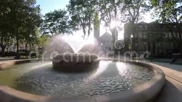 葡萄牙波尔图2019年7月20日波尔图马克斯花园的喷泉夏天阳光明媚绿树成荫视频的预览图