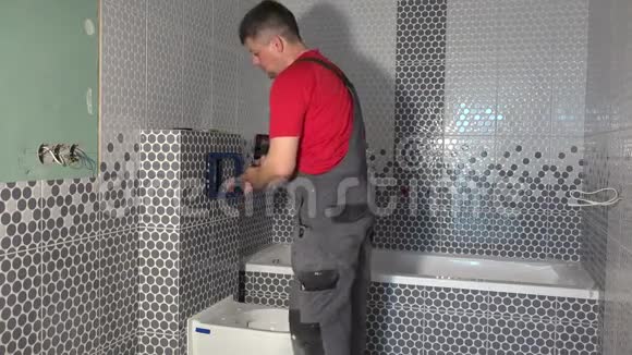 新公寓浴室安装马桶水冲洗按钮视频的预览图