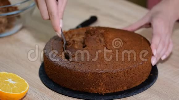 女人在家里做貂鼹鼠洞蛋糕视频的预览图