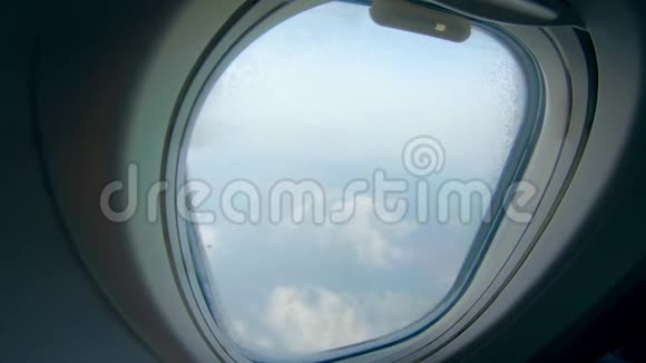 从云上飞行的飞机上看视频的预览图