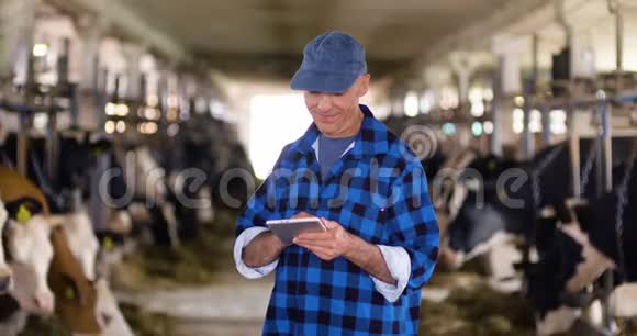 体贴成熟的男性农民使用数字平板电脑视频的预览图