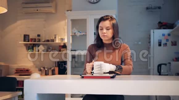 女人用平板电脑工作戴着机器人假体特写视频的预览图