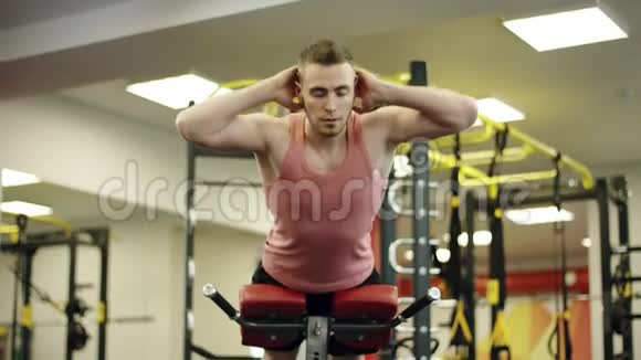 人在健身房的长凳上锻炼视频的预览图