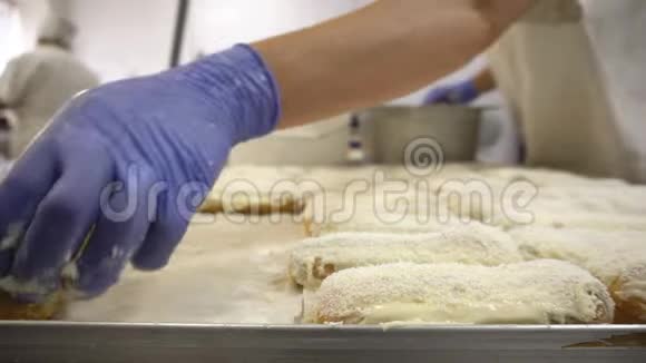 用釉料和椰子片在糖果厂制作和装饰蛋糕手工制作视频的预览图
