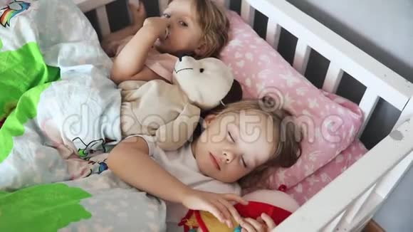 两个可爱的姐妹早上睡在床上视频的预览图
