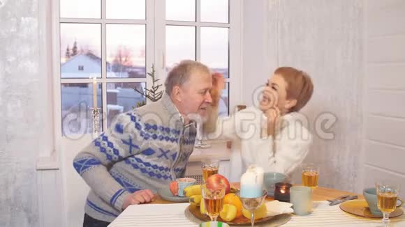 年轻的美女和她的老父亲一起在家庆祝节日视频的预览图