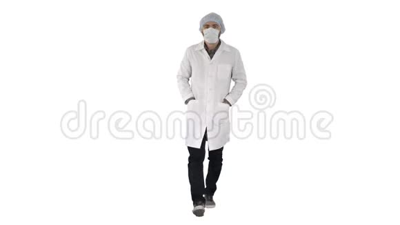 走路的年轻男医生戴着白色背景的手术面具视频的预览图