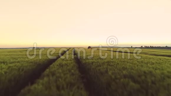 粮田的钻孔机田间农业机械工程农业农耕理念视频的预览图