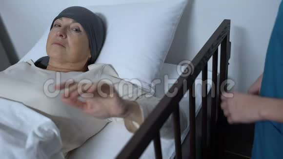 肿瘤医生帮助老年女性患者下床医疗支持视频的预览图
