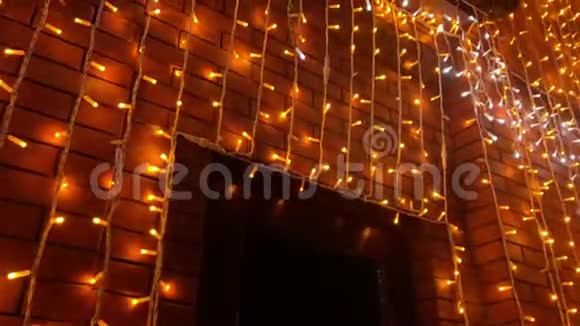 砖墙与灯泡花环庆祝设计的灯光装饰靠近砖墙的灯泡视频的预览图