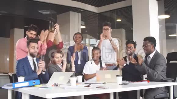 快乐快乐的商务人士举起双臂为成功而欢呼视频的预览图