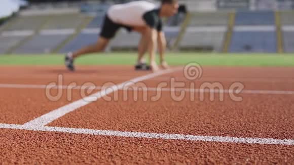 运动员运动员准备在户外跑道上跑步视频的预览图