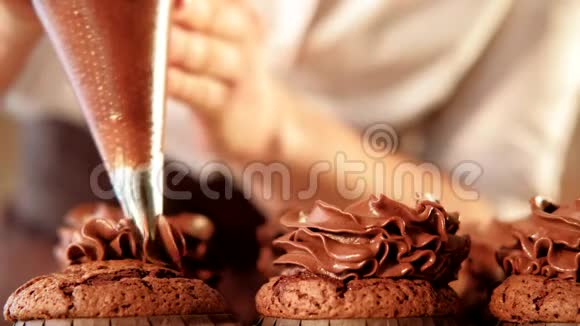 吹箫技巧糖果巧克力纸杯蛋糕视频的预览图
