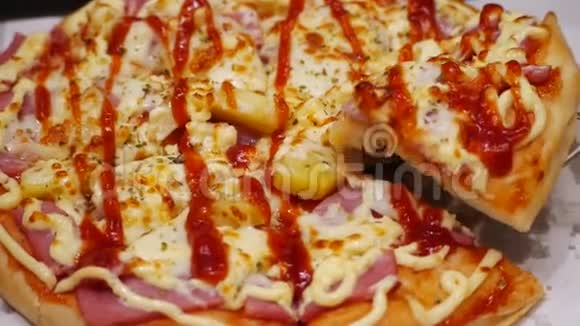 托盘里的化妆披萨视频的预览图