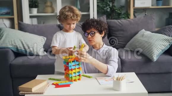 幸福的家庭母子在家玩明亮的积木视频的预览图