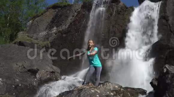 那个女孩在瀑布附近跳舞视频的预览图
