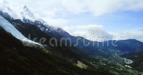 高山山雾状的风景夏莫尼克斯的雪峰法国北部和瑞士的乡村景色全景鸟瞰图视频的预览图