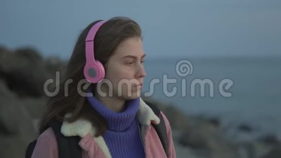 一个女孩沿着海岸散步的肖像视频的预览图
