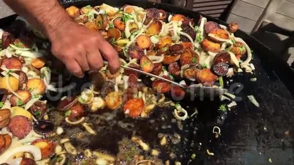 土豆在煎锅里煎煮炸薯条用油煮炸薯条在煎锅里炸土豆是视频的预览图