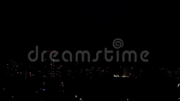 城市上空夜空中惊人的闪电视频的预览图