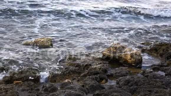 海滨波浪和岩石视频的预览图