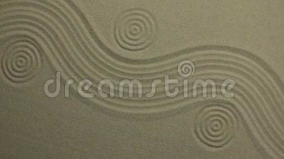 不寻常的沙子纹理在沙子里拖着波浪和圆圈有空间视频的预览图