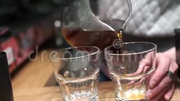 在自助餐厅里把刚煮好的咖啡倒进杯子里视频的预览图