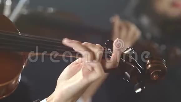 音乐小组在舞台上演奏小提琴黑烟背景视频的预览图