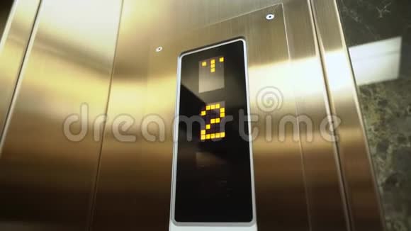 一栋楼里的电梯视频的预览图