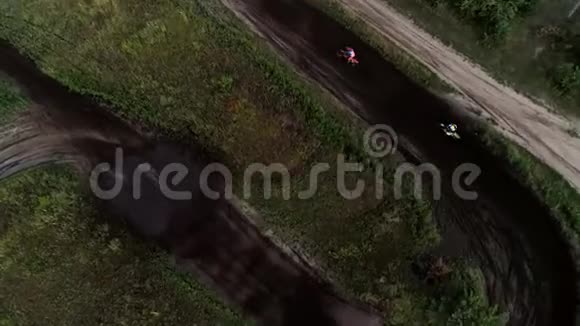 越野摩托车比赛交叉完成空中视频的预览图