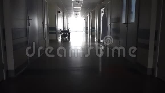 医疗轮床的暗长走廊视频的预览图