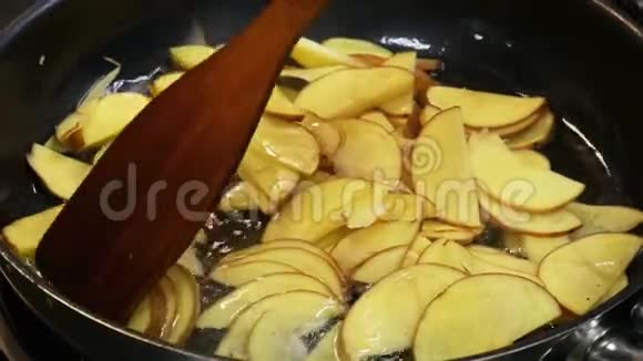 厨师把生土豆和锅铲混合在一起视频的预览图