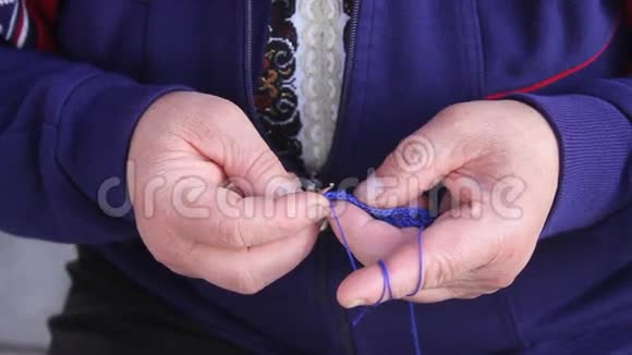 女人在编织视频的预览图