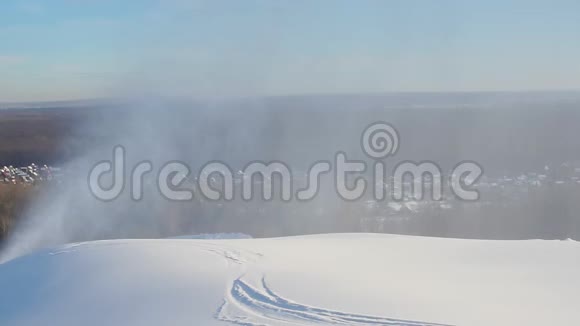 高山滑雪板执行危险下降视频的预览图