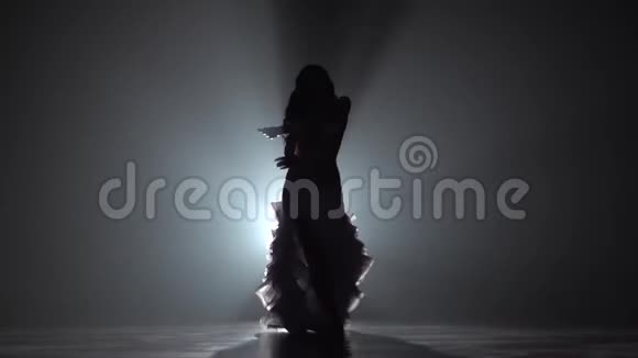 穿着异国情调的白色裙子的女腹舞者阿拉伯裔烟雾背景慢动作西侯台视频的预览图