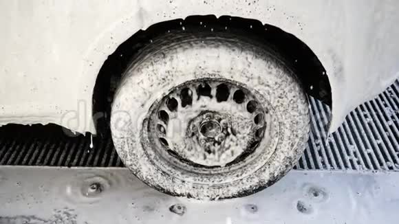 一个汽车车轮的特写镜头泡沫正在从车轮中排出视频的预览图