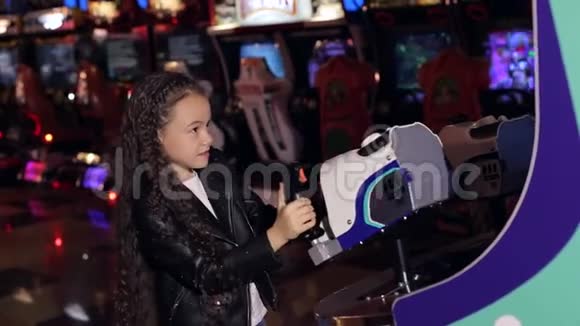 一个小女孩在商场的现代儿童房间里玩电子游戏视频的预览图