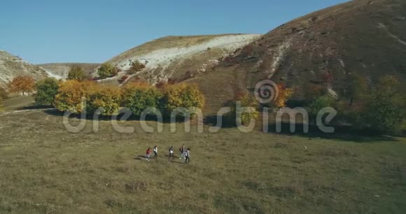 五个朋友一起在大自然中旅行用无人驾驶飞机的鸟瞰拍摄视频视频的预览图