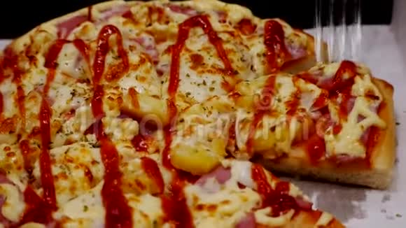 托盘里的化妆披萨视频的预览图